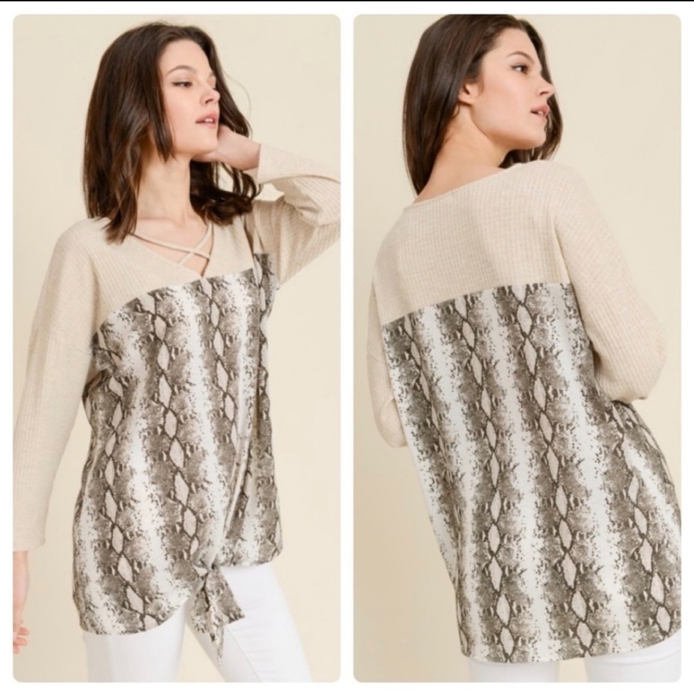 ✨SNAKE PRINT CONTRAST TOP W/V-NECKLINE-NEW - Picture 1 of 11